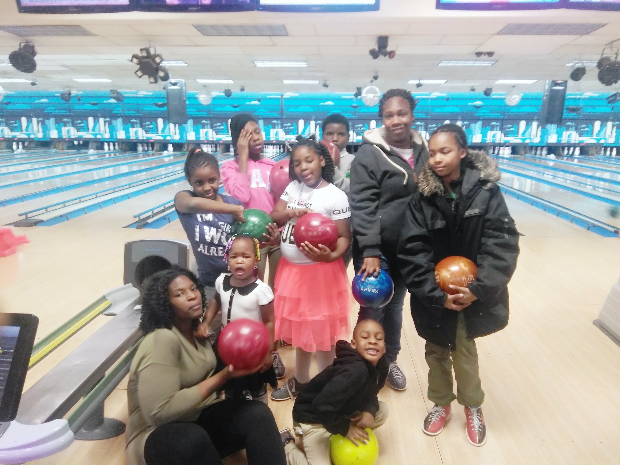 Kids celebrating a birthday at Bowlerland